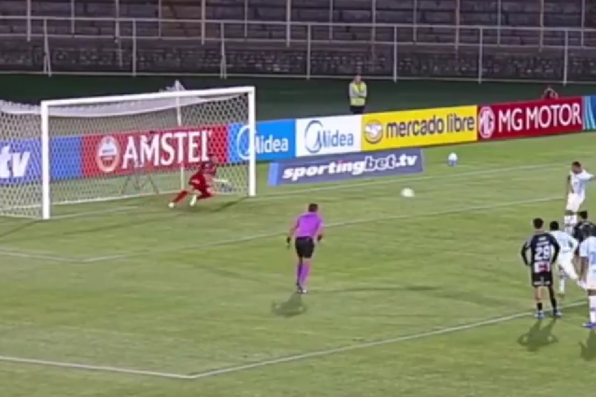 Απίστευτο: Ο Βινίσιους της Γκρέμιο αστόχησε σε τρία πέναλτι μέσα σε έξι λεπτά (vid)