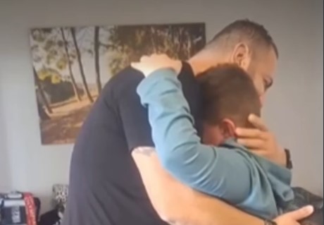 Συγκλονίζει πιτσιρικάς οπαδός του ΟΦΗ: Ξέσπασε σε κλάματα όταν έμαθε ότι θα πάει στον τελικό (vid)