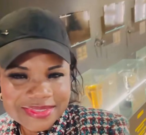 Η μητέρα των Αντετοκούνμπο στο Παλέ – Έβγαλε βίντεο με τα τρόπαια του Άρη