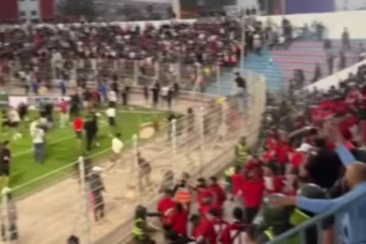 Χάος στο Μαρόκο: Μαζική εισβολή οπαδών ανέβαλε τον ημιτελικό του CAF Confederation Cup