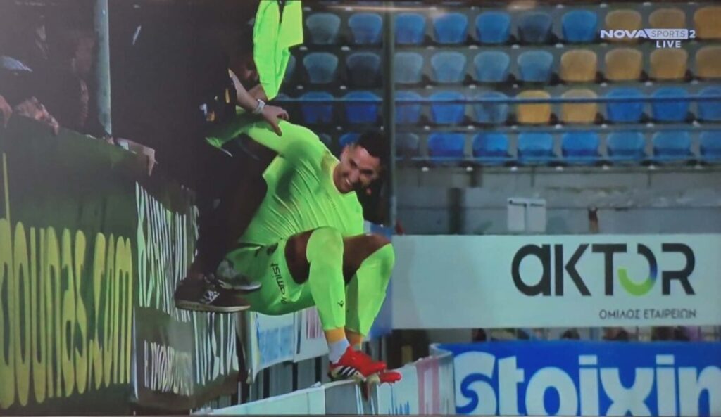Έπος: Ο Παπαδόπουλος έγινε… κομμάτι της κερκίδας και πανηγύρισε τη νίκη του Αστέρα AKTOR