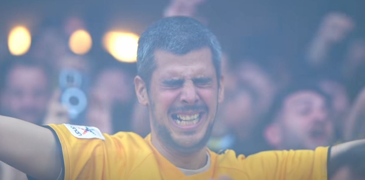 Συγκλονιστικό – Φίλος της ΑΕΚ κλαίει μετά τη νίκη επί του ΠΑΟΚ (vid)