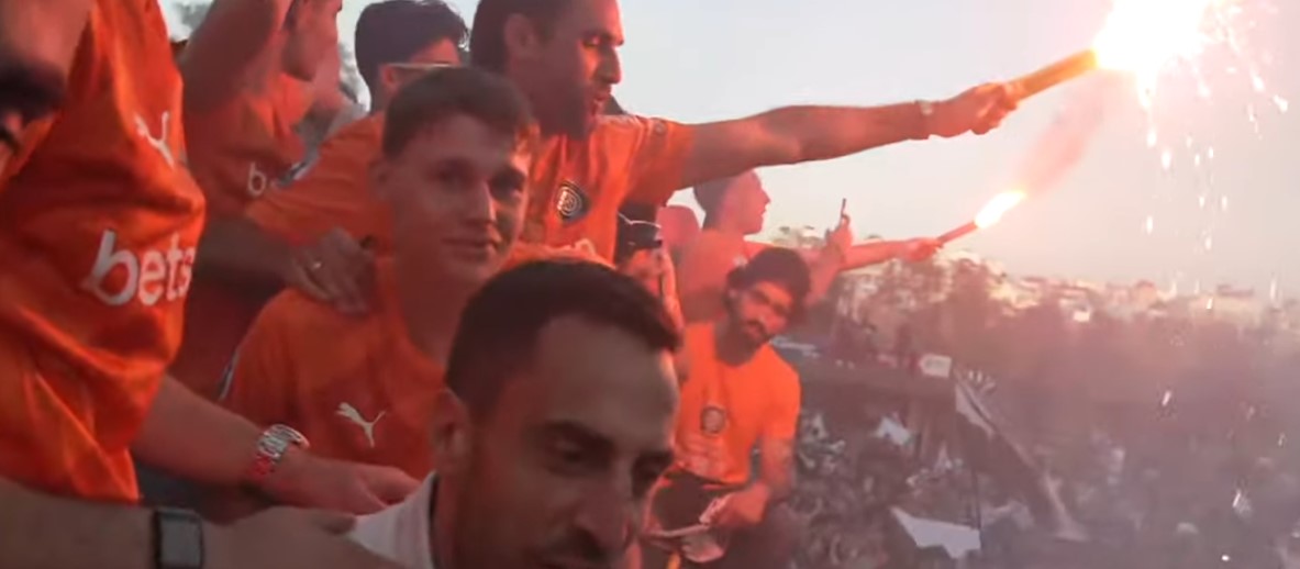 «Τρέλα» Κόντη και παικτών με καπνογόνα στο χέρι (pics)