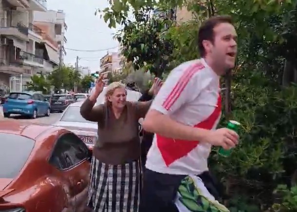 Απίστευτες σκηνές με οπαδούς της Ράγιο Βαγιεκάνο και γιαγιάδες στον δρόμο για την Allwyn Arena