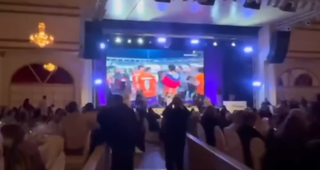 Είναι «τρελοί» αυτοί οι Κρητικοί: Σε γάμο έβλεπαν τον τελικό του ΟΦΗ (vid)