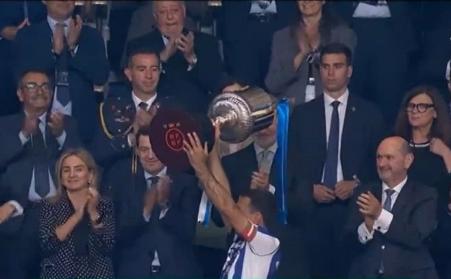 Η απονομή του τροπαίου Κυπέλλου Ισπανίας στη Σοσιεδάδ (vid)