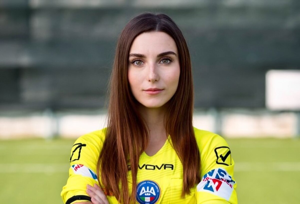 «Real or AI»: Η διαιτητής που προκάλεσε σύγχυση με την ομορφιά της