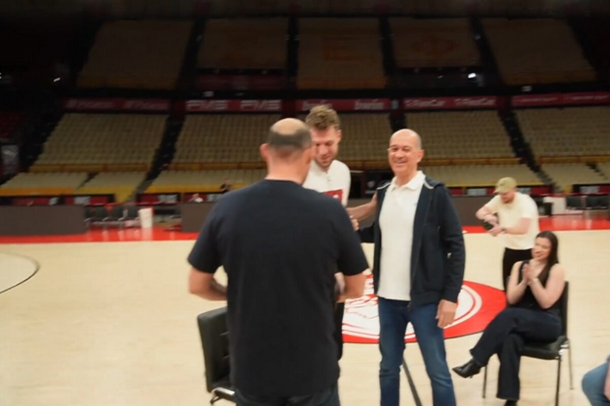 Ολυμπιακός: Οι Αγγελόπουλοι αιφνιδίασαν τον Βεζένκοφ με το βραβείο του MVP (vid)