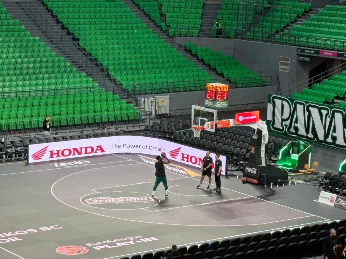 Στο T-Center 3 ώρες πριν το ματς με τη Μονακό και με κλασική μουσική ο Χέιζ-Ντέιβις