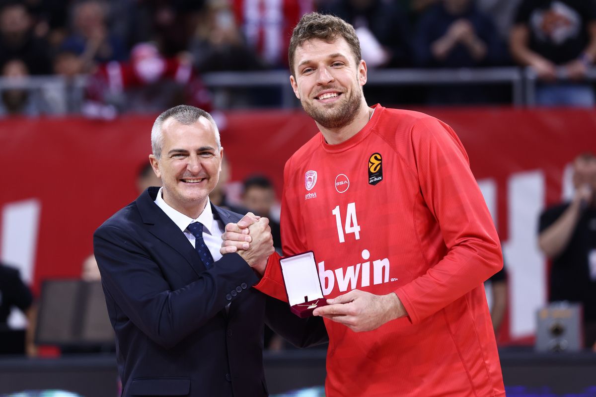 Χάποελ – Ολυμπιακός: Ο υπουργός αθλητισμού της Βουλγαρίας τίμησε τον Βεζένκοφ