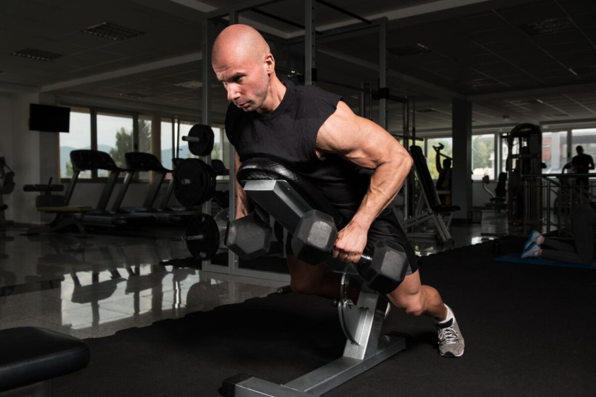 Incline Dumbbell Row:  Η Σωστή Τεχνική για μια Δυνατή Πλάτη
