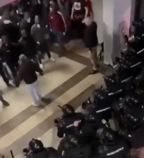 Νέο βίντεο από τα επεισόδια στο ματς του Ερυθρού Αστέρα με την Παρτίζαν – Η στιγμή που ξεκίνησαν όλα (vid)