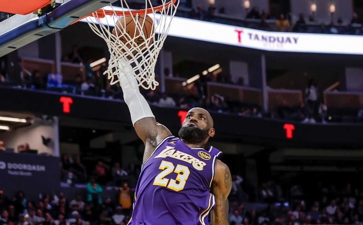 ΛεΜπρόν show με Γουόριορς, αλλά … κάποιος έλειπε (vid)