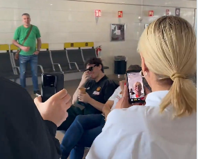 Η έκπληξη των φίλων του Παναθηναϊκού στο αεροδρόμιο για τα γενέθλια του Όσμαν