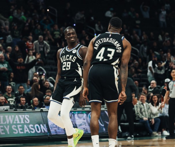 «Μαγική» στιγμή για την οικογένεια Αντετοκούνμπο στο NBA – O Άλεξ έδωσε μυθική πάσα για κάρφωμα στον Θανάση και ο Γιάννης πανηγύριζε (vid)