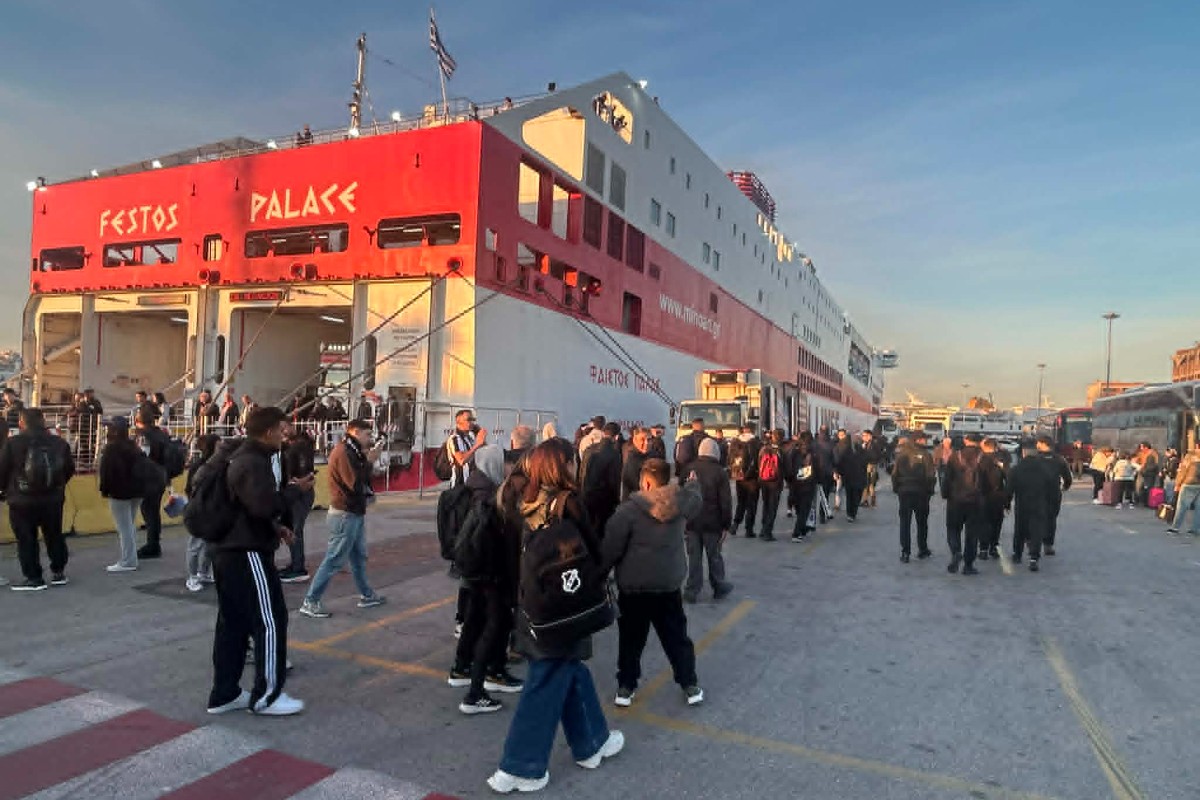 Η άφιξη των φίλων του ΟΦΗ στο λιμάνι του Πειραιά (vid)