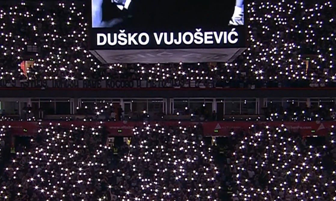 Ανατριχίλα στο Βελιγράδι: Το «αντίο» της Παρτίζαν στον θρύλο Ντούσκο Βουγιόσεβιτς (vids)