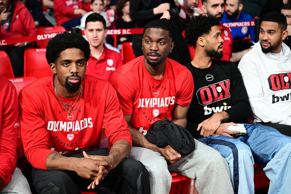 Ο Έβανς βλέπει μαζί με τους συμπαίκτες του το Ολυμπιακός – Μύκονος (pic)