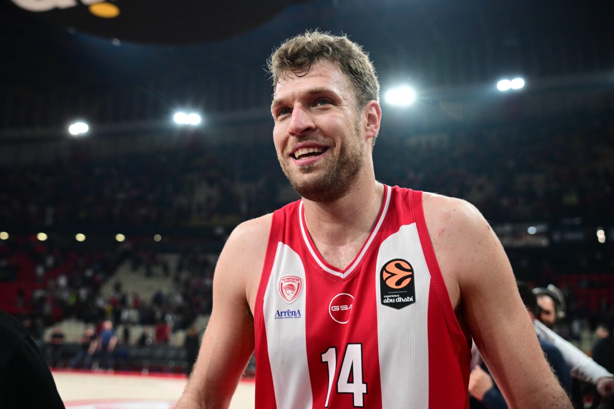 Βεζένκοφ: «Η πρωτιά δεν μας δίνει τίποτα – Όλοι είμαστε περήφανοι για τον Ντόρσεϊ»