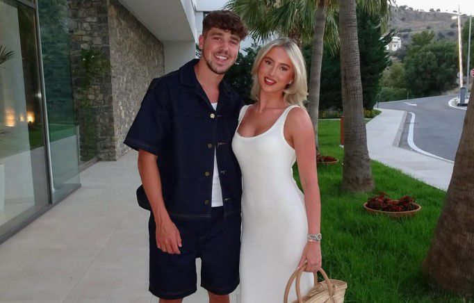 Ιδιαίτερο ειδύλλιο σε αγγλική ομάδα: Ποδοσφαιριστής περιμένει παιδί με την κόρη του προπονητή του