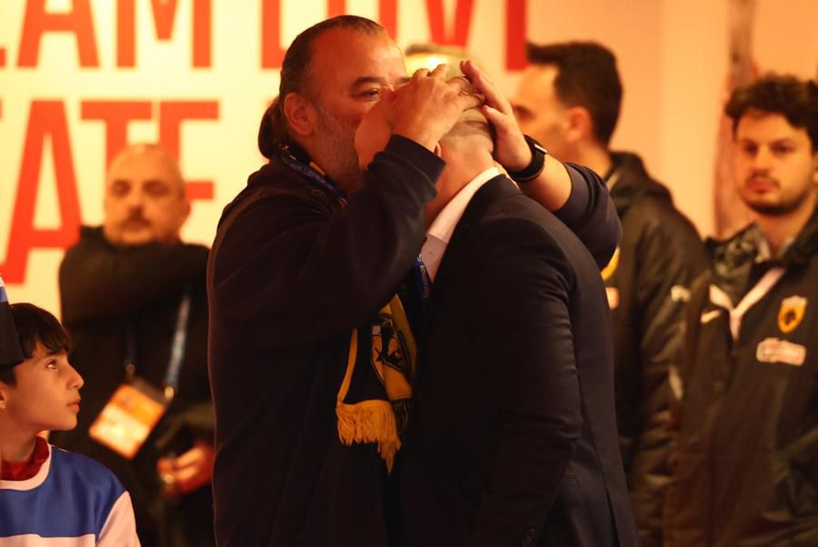 Η αγκαλιά Ηλιόπουλου – Νίκολιτς μετά την λήξη του αγώνα