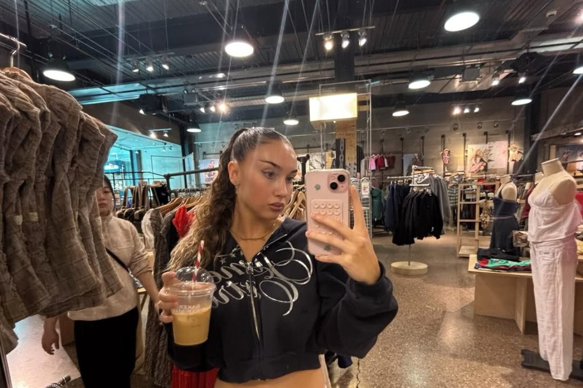 Η κόρη θρύλου της Μάντσεστερ Γιουνάιτεντ εντυπωσιάζει με αισθησιακές πόζες