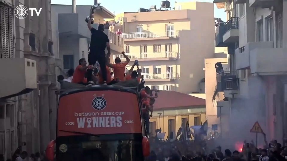 Απίστευτος Μπούσης – Όρθιος στο πούλμαν με την κούπα τραγουδάει συνθήματα (vid)