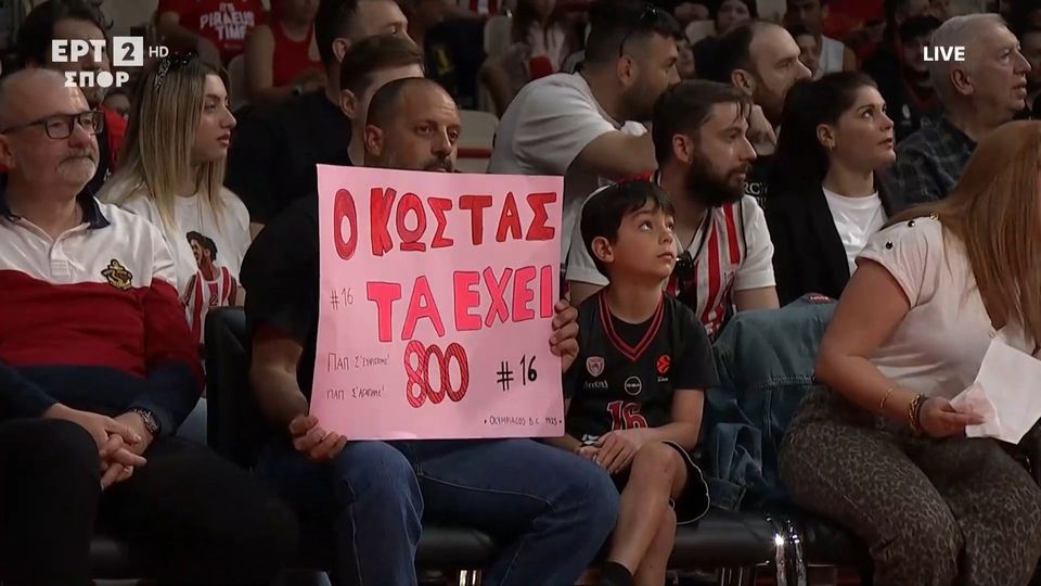 Ευφάνταστα πανό από τους μικρούς φίλους του Ολυμπιακού στο ΣΕΦ (vid & pics)