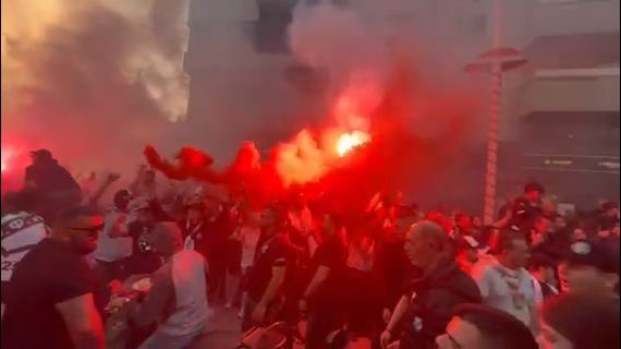 Η πλατεία Ελευθερίας πήρε «φωτιά» για χάρη του ΟΦΗ (vid)