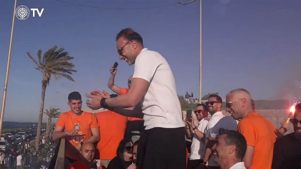 «Χρήστος Κόντης οε, οε, οε»: Αποθέωση στον αρχιτέκτονα της επιτυχίας του ΟΦΗ