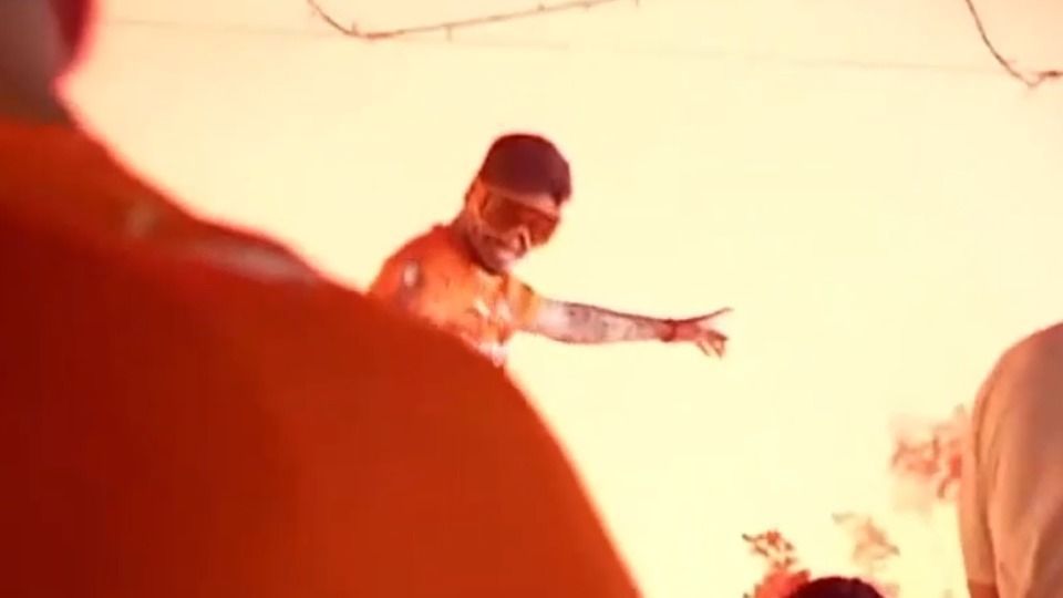 Tα απίθανα γυαλιά του Φούντα και το χορευτικό του (vid)