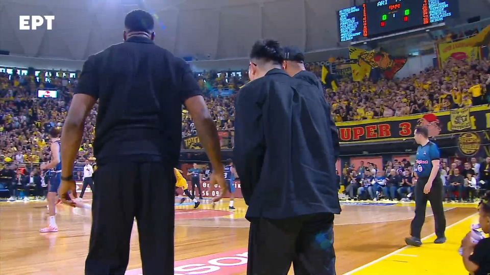 Άρης – Πανιώνιος | Γιάννης, Θανάσης και Σιάο σηκώνονται για να πανηγυρίσουν τους πρώτους πόντους του Κώστα στο ματς