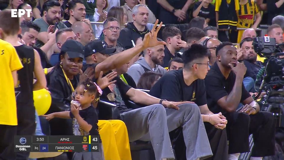 Άρης – Πανιώνιος | Ο Γιάννης Αντετοκούνμπο πανηγυρίζει το εύστοχο τρίποντο του Κουλμπόκα