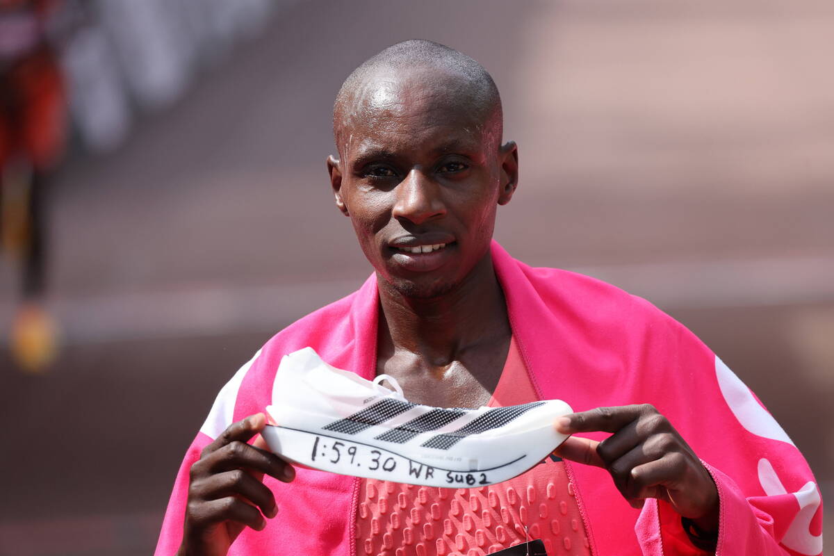 Αδιανόητη στιγμή στον Μαραθώνιο του Λονδίνου: Ο Σάγουε «έσπασε» το φράγμα των δύο ωρών