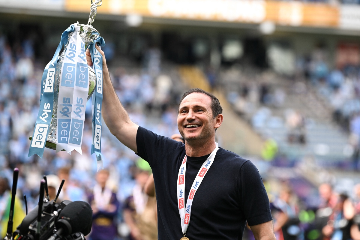 Πρωταθλήτρια η Κόβεντρι του Φρανκ Λάμπαρντ, σήκωσε το τρόπαιο της Championship!