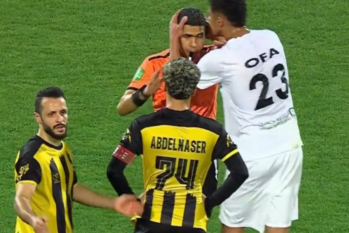 Απίθανο σκηνικό στην Αίγυπτο: Παίκτης φίλησε τον διαιτητή μετά από γκολ! (vid)