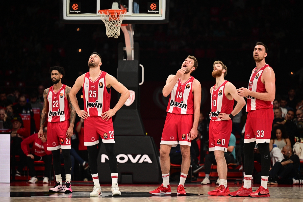 Η ομάδα του Ολυμπιακού στο παρκέ
