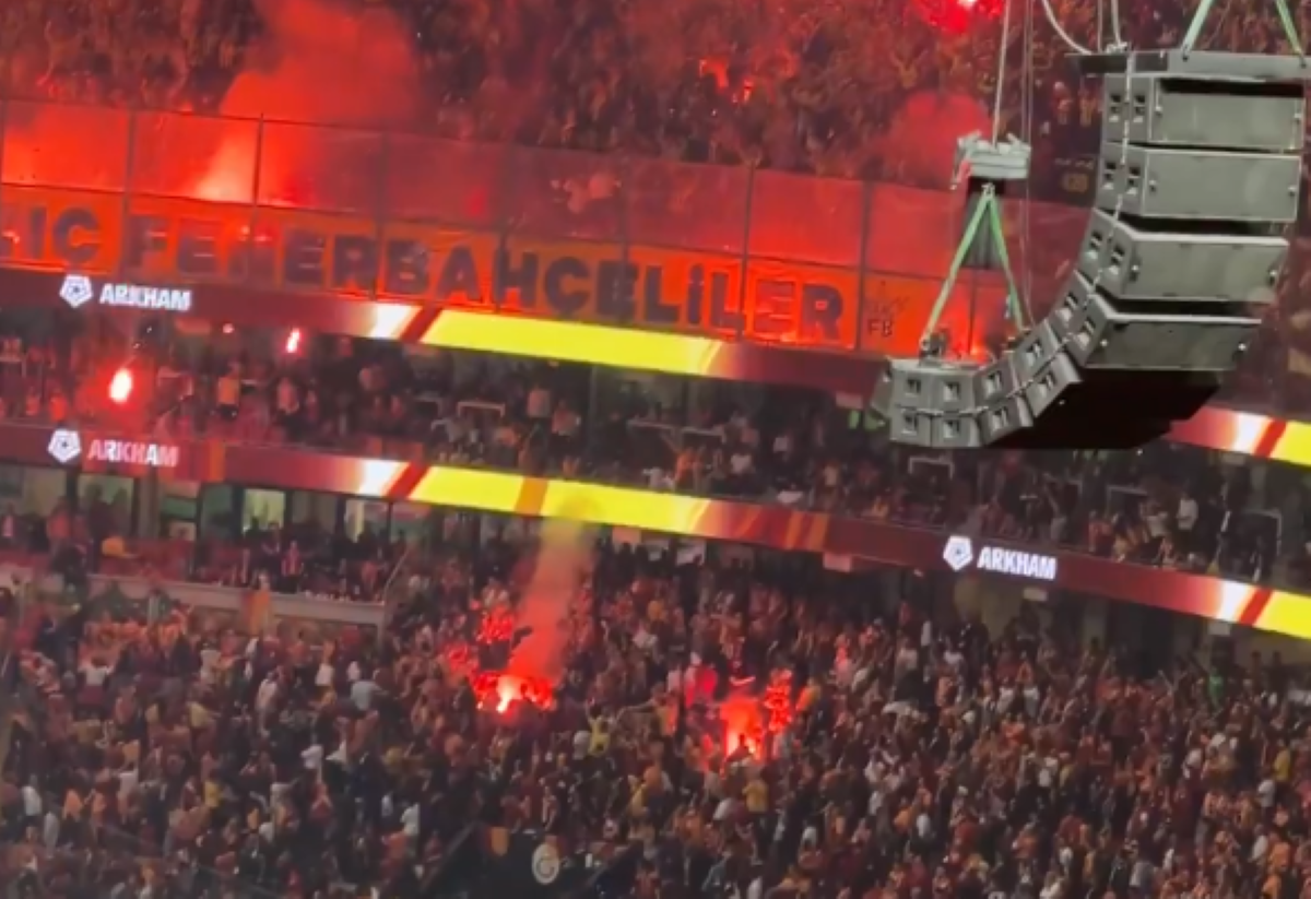 Σοκαριστικές εικόνες στην Τουρκία: Επίθεση με φωτοβολίδες στο ντέρμπι Γαλατάσαραϊ – Φενέρμπαχτσε (vid)