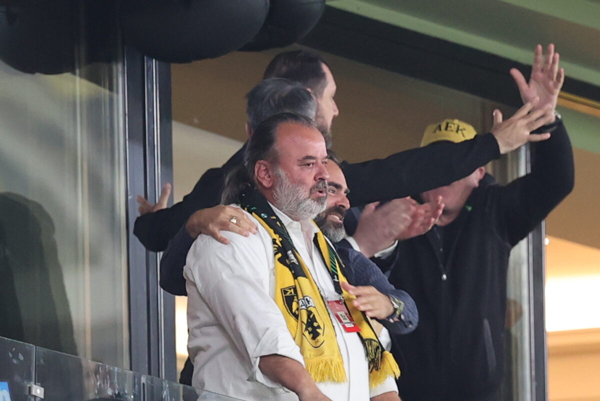 Τρελάθηκε ο Ηλιόπουλος: Οι έξαλλοι πανηγυρισμοί στο 3ο γκολ της ΑΕΚ (pic)