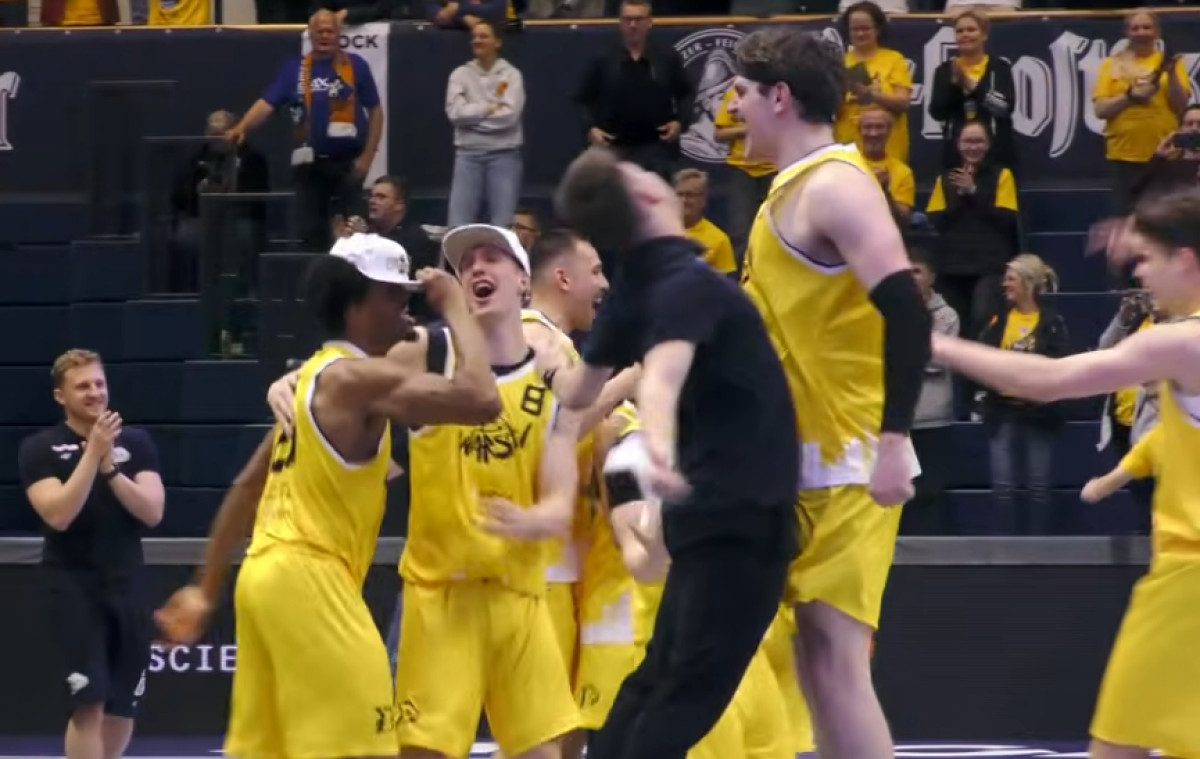 Κατέκτησε την ENBL η Ντζίκι Βαρσοβίας, 109-97 τη Μάντσεστερ στον τελικό! (pic)