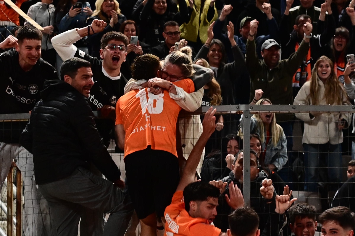 Συγκινητική στιγμή στον τελικό: Ο Νους έκανε το 2-1 και έτρεξε στη μητέρα του (vid)