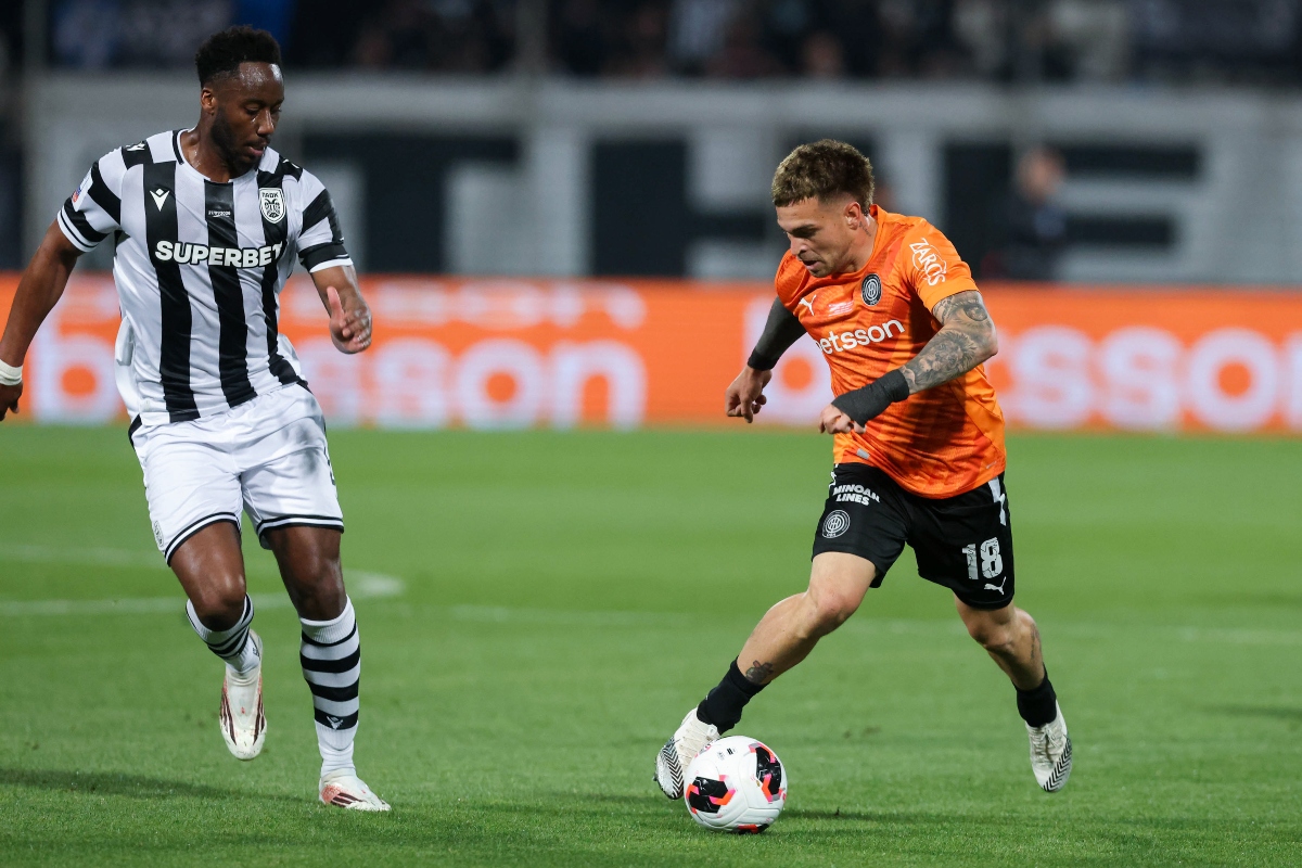 Απρόοπτο στον τελικό – Έπεσε ο επόπτης διακόπηκε προσωρινά το ματς