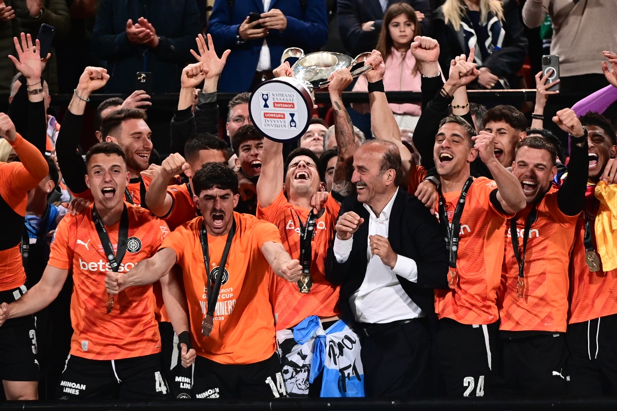 Η απονομή του Κυπέλλου στον ΟΦΗ – Σήκωσαν την κούπα μετά από 39 χρόνια! (vids)