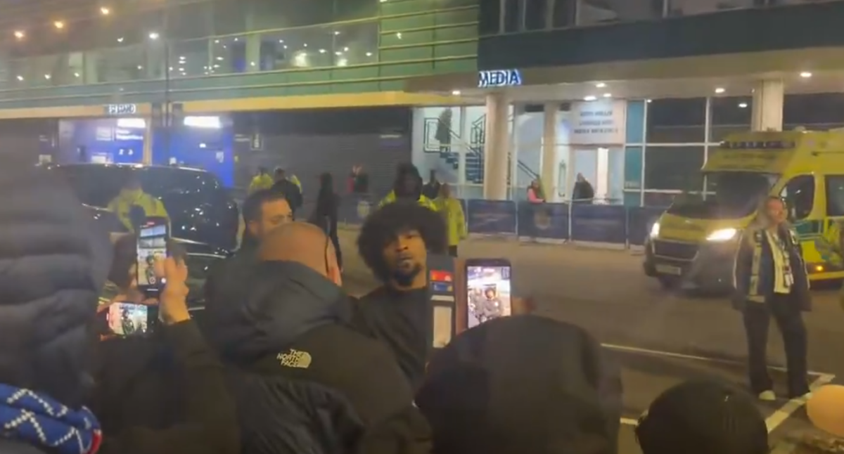 Έξαλλοι οι οπαδοί της Λέστερ μετά τον υποβιβασμό – «Παίρνει 90.000 την εβδομάδα και μας τη λέει από πάνω…» (vid)