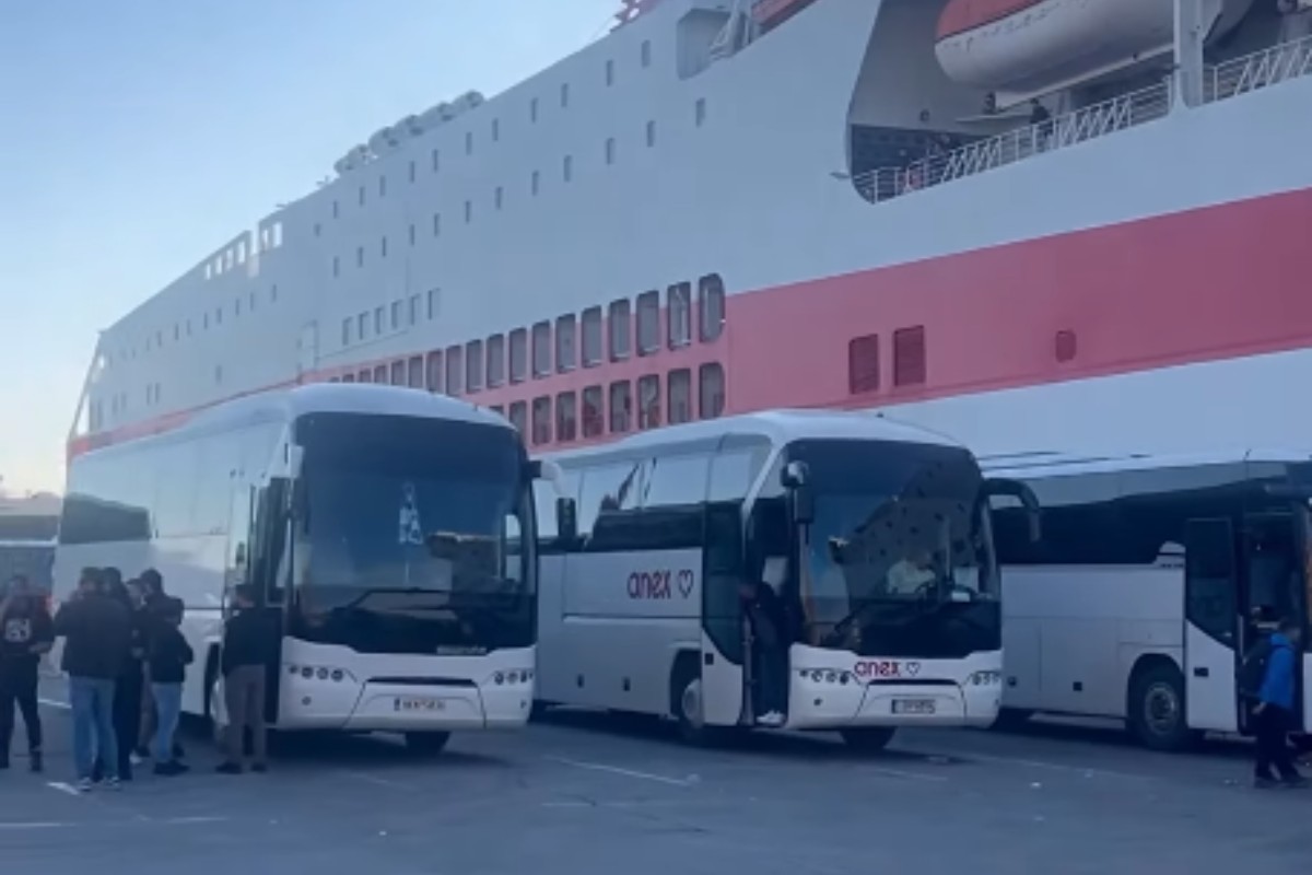 Η αναχώρηση των οπαδών του ΟΦΗ με πούλμαν από το λιμάνι του Πειραιά (vid)