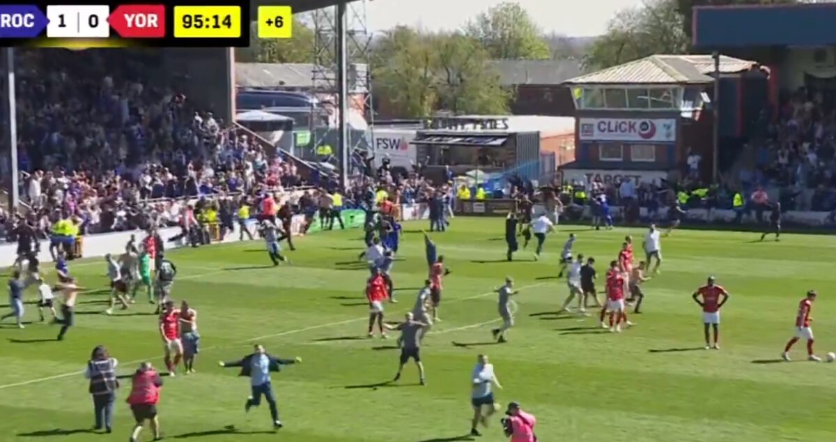 Απίστευτο σκηνικό στην Αγγλία – Οπαδοί εισέβαλαν στο γήπεδο… άδικα (vid)