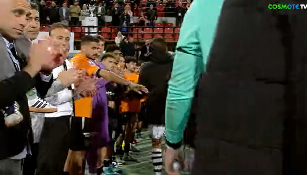 Υπέροχη στιγμή στο Πανθεσσαλικό: Οι παίκτες του ΟΦΗ έκαναν pasillo στους παίκτες του ΠΑΟΚ (vid)