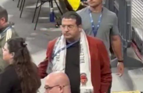Απίστευτη εμφάνιση από τον ιδιοκτήτη της Χάποελ στο ματς με τη Ρεάλ: Φόρεσε κασκόλ της Βαλένθια! (vid)