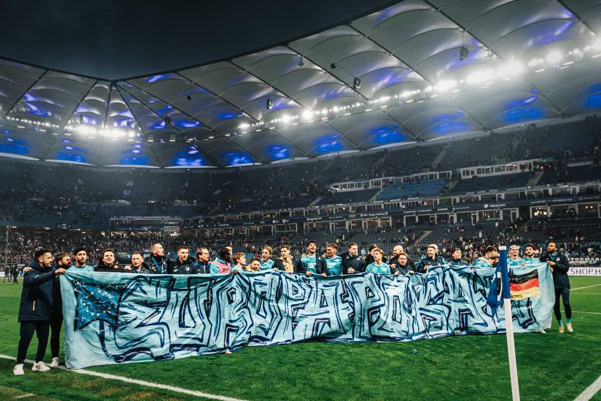 Αγγίζει το… σεντόνι η Χόφενχαϊμ – Το πανό με νόημα που «σήκωσε»