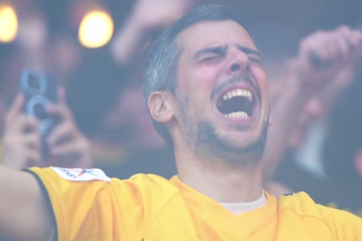 «Ούτε στη γέννα δεν έκλαψε έτσι»:  Το viral σχόλιο της συζύγου για τον συγκινημένο οπαδό της ΑΕΚ